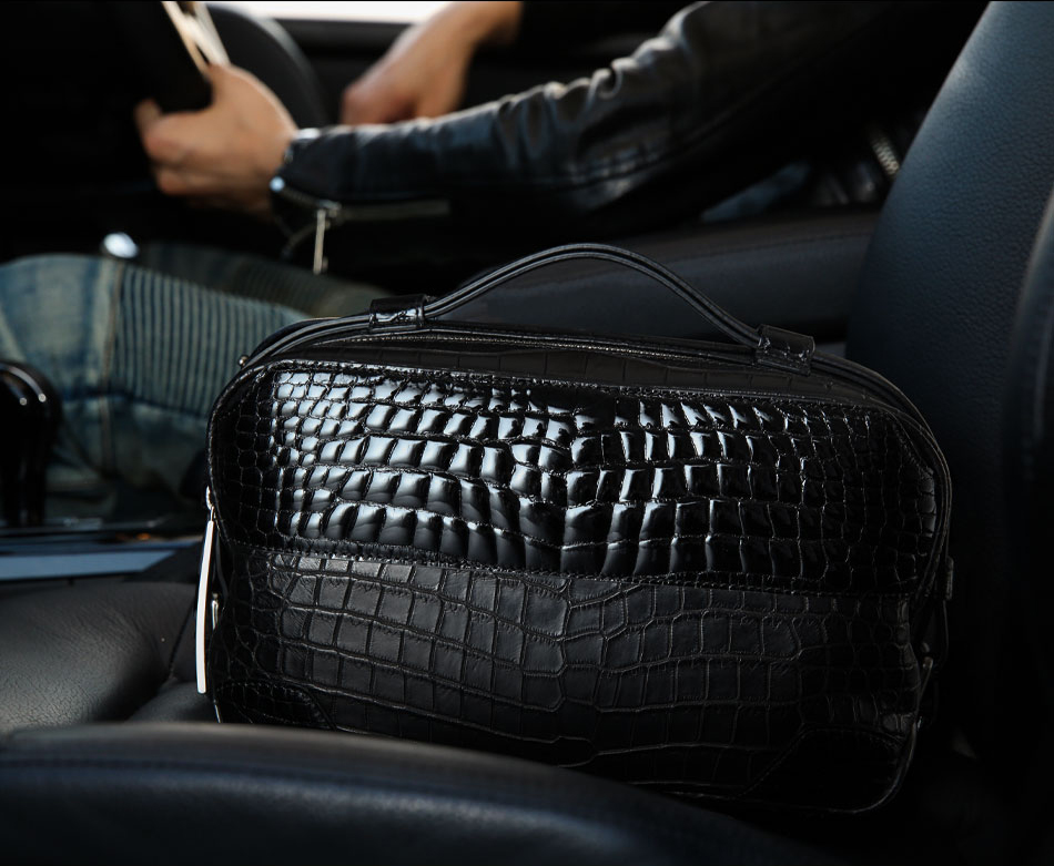 スタイリッシュに持てるクラッチバッグは、池田工芸のオールクロコダイル バディボストンバッグです。