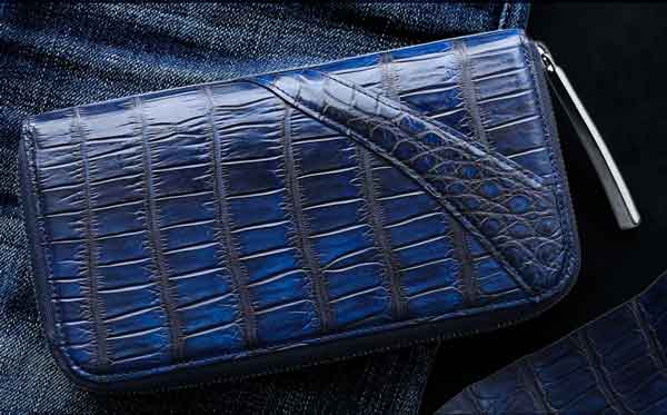 美しい艶とエイジングも楽しめる、池田工芸の藍染めクロコダイル財布「七宝」