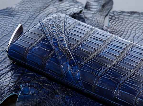 大きく力強い斑を活かした、池田工芸のクロコダイル財布「七宝」