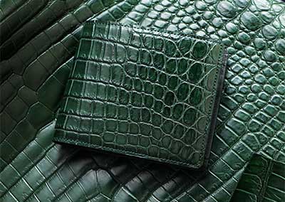 大人の男性の「渋み」を強力に引き立ててくれる、池田工芸の緑のクロコダイル二つ折り財布