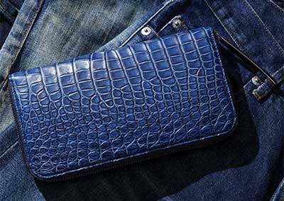 大人っぽく洗練された中にもワイルドさが漂う、池田工芸の藍染めクロコダイル財布