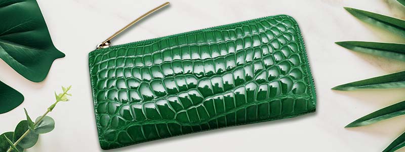 緑の財布×ゴールドの金具で金運がアップする、池田工芸のツヤクロコダイルL字ロングウォレット