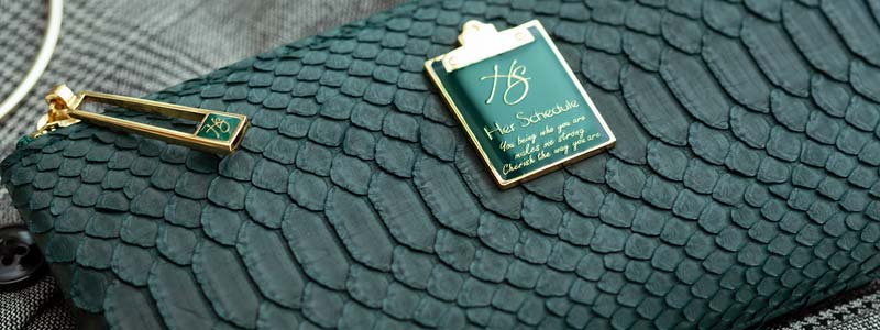「人脈を広げ金運や運気をアップさせたい方」におすすめの緑のお財布は、ハースケジュールのチェレットパイソン ブリッティッシュグリーン×ゴールド