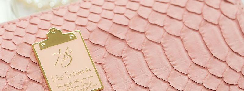 素敵な恋をしたい方におすすめのピンクのお財布は、ハースケジュールのチェレットパイソン ニュアンスピンク