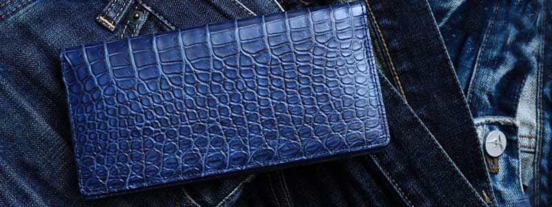 美しい艶とエイジングも楽しめる、池田工芸の藍染めクロコダイル財布