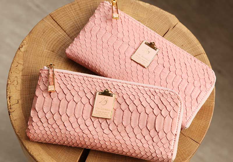 恋愛運をアップするモテ色ピンクのお財布は、ハースケジュールのチェレットパイソンのニュアンスピンク