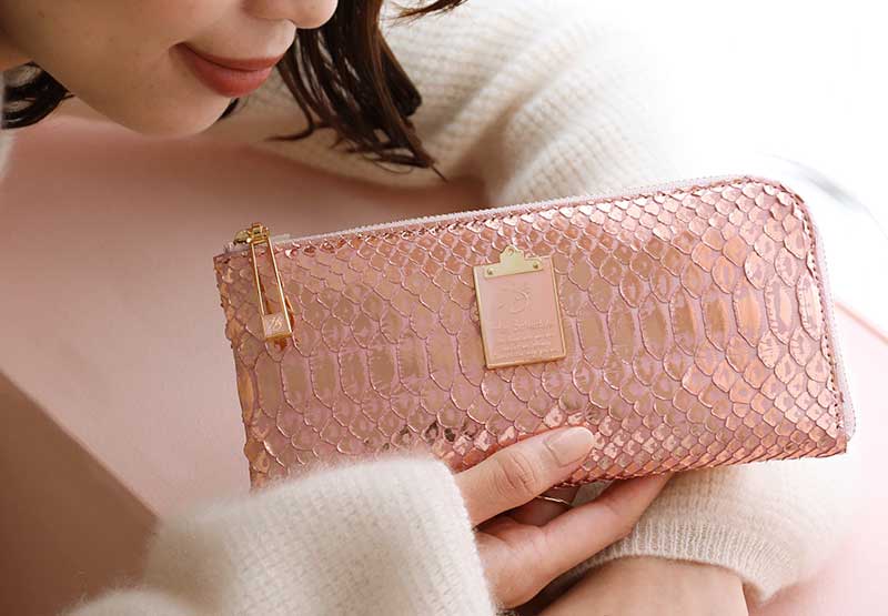 誰からも愛されるピンクのお財布は、ハースケジュールのラグジュアリーパイソン ロゼシャンパーニュ