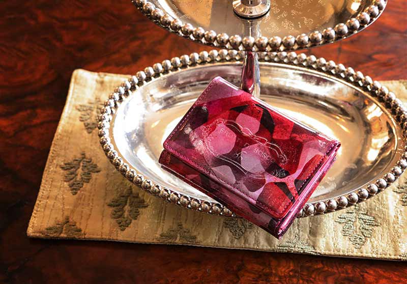 甘酸っぱいベリータルトみたいなピンクのエナメルミニ財布は、フルッティ ディ ボスコのヴィローラ マルメラ