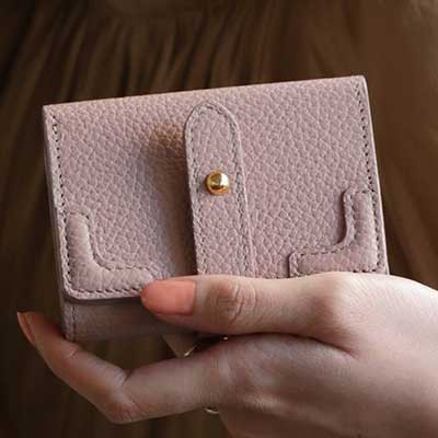 人気ブランドのピンクのお財布は、ハースケジュールのトランクミニウォレット ニュアンスベージュ