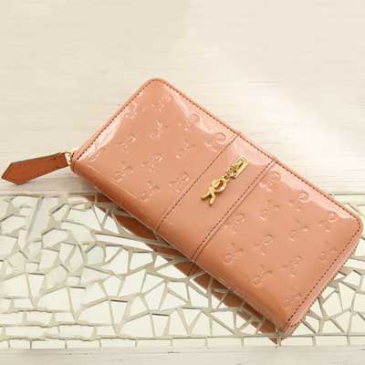 人気ブランドのピンクのお財布は、ジャーダ ロベルタ ディ カメリーノのピエラ ベリーニピーチ