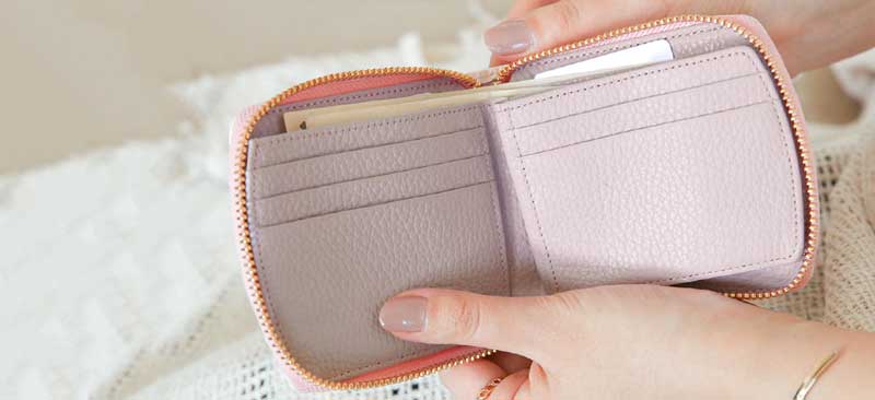 コンパクトに持てる人気ブランドのピンクのお財布は、チェレットビルフォルド ホワイトローズ