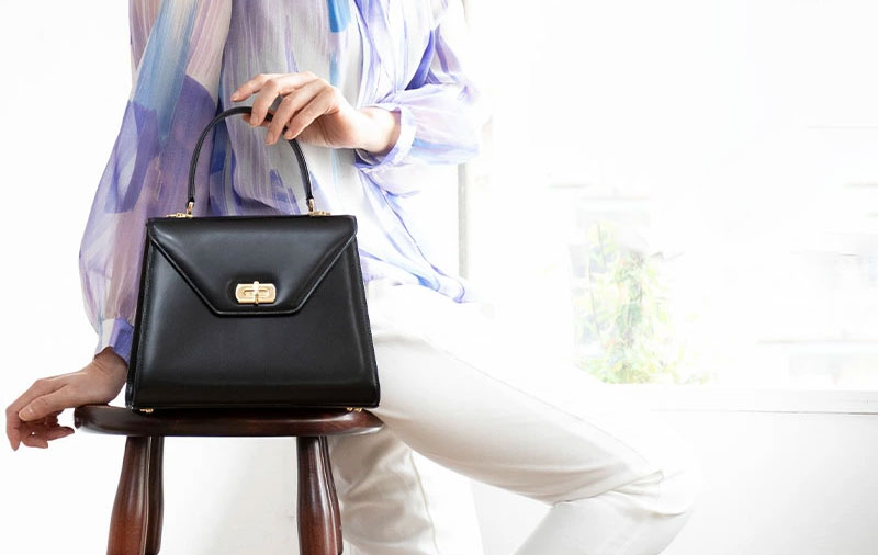 50代女性におすすめのきちんと感のあるエレガントなバッグは、傳濱野はんどばっぐのアールマイン