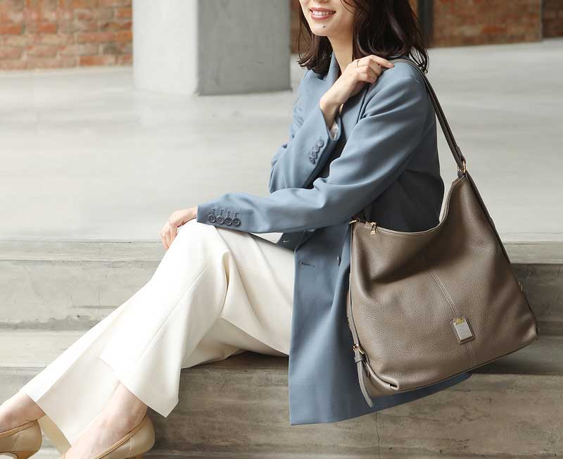 50代女性を美しく見せるレディースバッグは、ハースケジュールのワークアンドトリップ