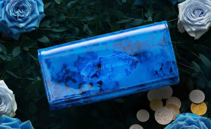縁起のよい青い財布は、フルッティ ディ ボスコのアルバアリス ブルーローズ
