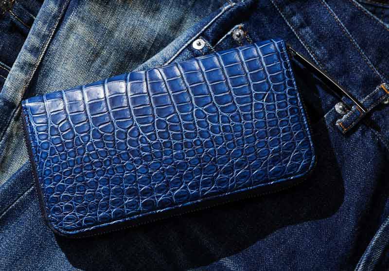 縁起クロコを勝ち色の藍で染、内装にゴールドパイソンを施した青い財布は、池田工芸の藍染クロコダイル ラウンドビッグウォレット