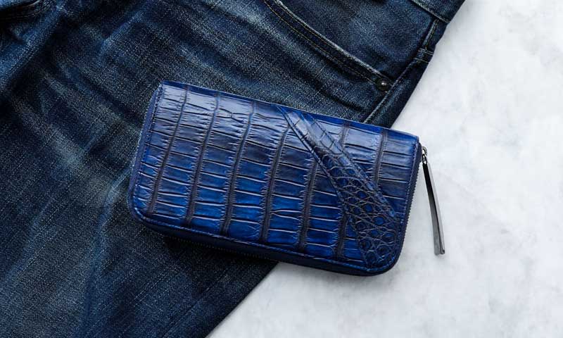 藍染の濃淡を味わう青い黒ダイル財布は、池田工芸の七宝