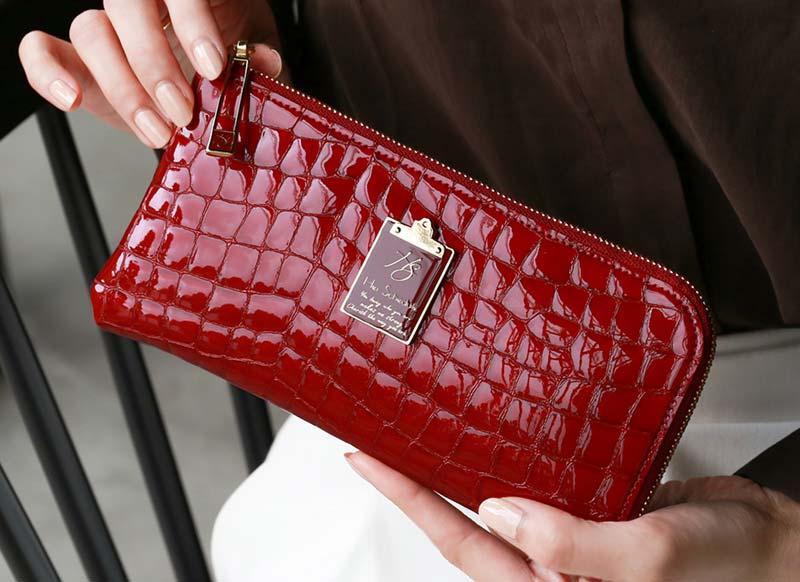 開運効果の高い赤い財布は、ハースケジュールのチェレット シルクエナメル ドレス
