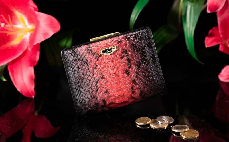 縁起のよい赤い財布は、フルッティ ディ ボスコのエルモダリア