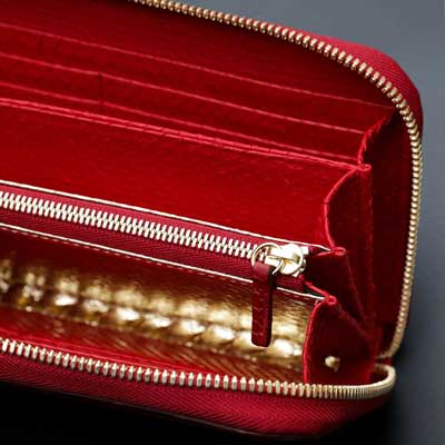 内装にゴールドパイソンをあしらった、金運効果の高い赤い財布は、池田工芸のクロコダイル紅財布