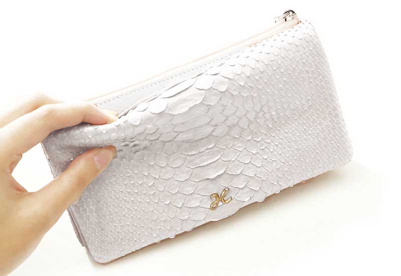 高級感のあるパイソン革の白い財布は、傳濱野はんどばっぐのリュフカフェリーチェパイソン