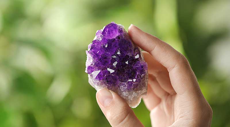 神秘的な紫色が美しい天然石「アメジスト」