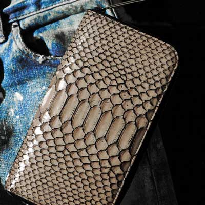 パイソンレザーを使ったお洒落な高級財布は、池田工芸のダイヤモンドパイソンウォレット トゥルティエールグレー