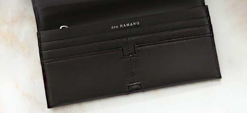 さりげないロゴが上品な高級財布は、傳濱野のアオラネーロ