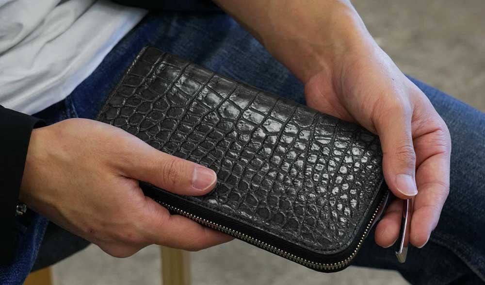 創業80年、クロコダイル専門の老舗、池田工芸が仕立てるクロコダイルレザー