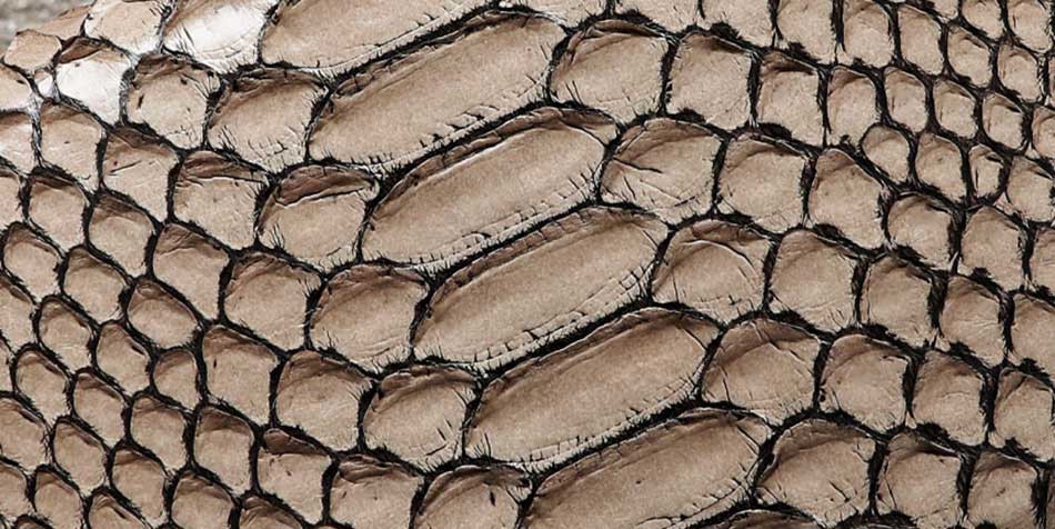 鱗模様の厄年におすすめの財布は、池田工芸のパイソン厄除開運財布「トゥルティエールグレー」