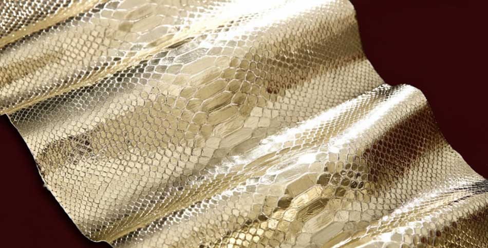 厄年におすすめの厄除け金運アップアイテムは池田工芸の厄除開運財布「オールゴールドパイソンウォレット」