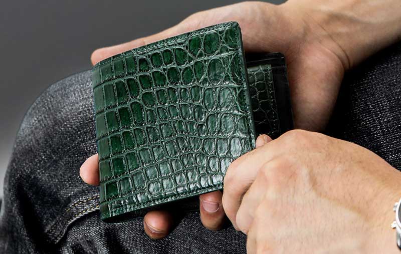 30代のメンズにおすすめ！池田工芸のクロコダイル二つ折り財布「ティラノ」