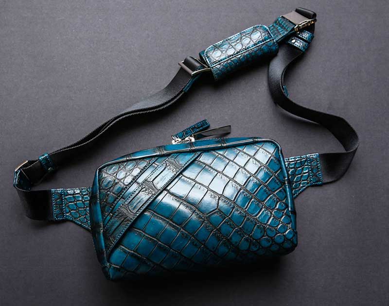 かっこよく決まる！池田工芸のオール「アルチザンクロコ」ボディバッグ「Century Navy」