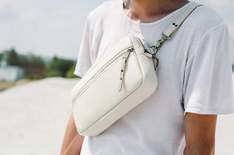 ボディバッグを体の前に斜め掛けしている画像