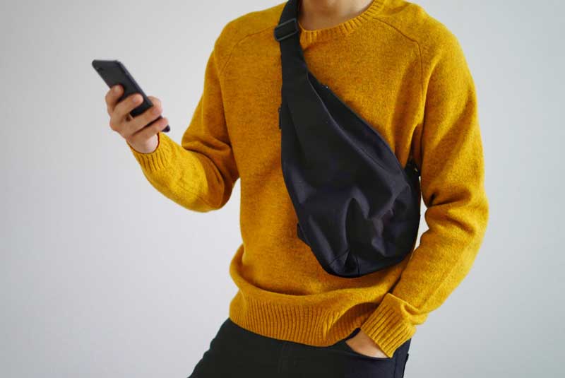 ボディバッグを体の前に斜め掛けしている画像