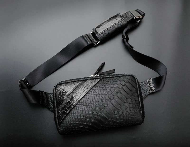 かっこよく決まる！池田工芸のクロコダイルパイソンボディバッグ『ボイジャー』