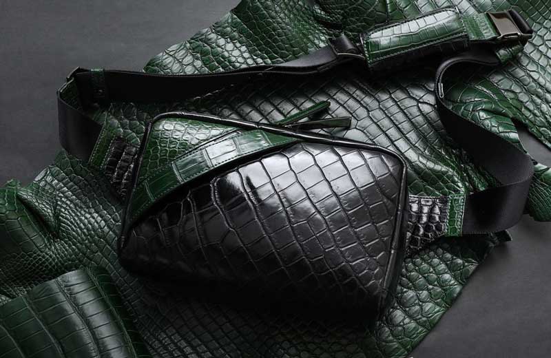 かっこよく決まる！池田工芸のオールクロコダイルボディバッグ ボイジャーアルティメット
