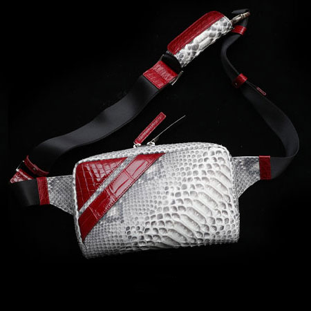 かっこよく決まる！池田工芸のクロコダイルパイソンボディバッグ『ボイジャー』