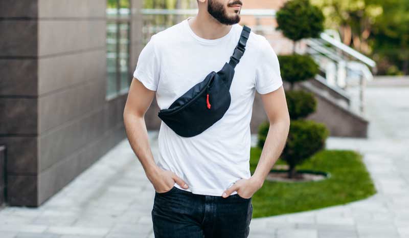 カッコよくボディバッグを身に着ける男性の画像