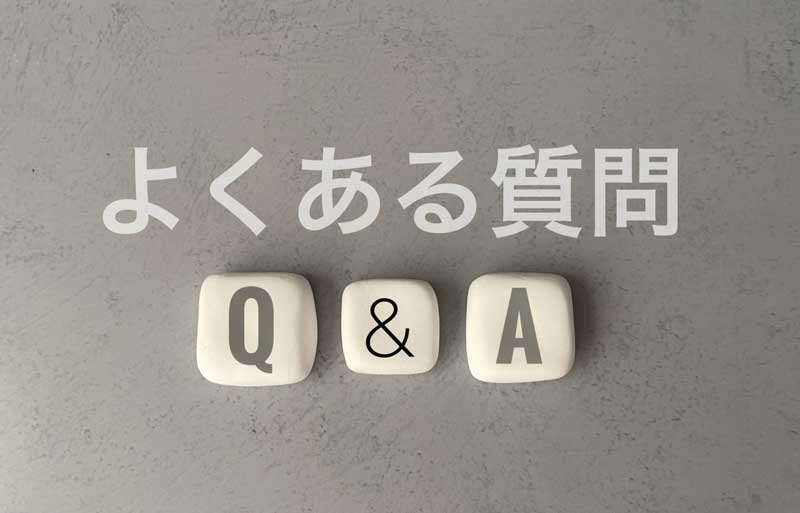 ボディバッグを背中にかけている男性の画像