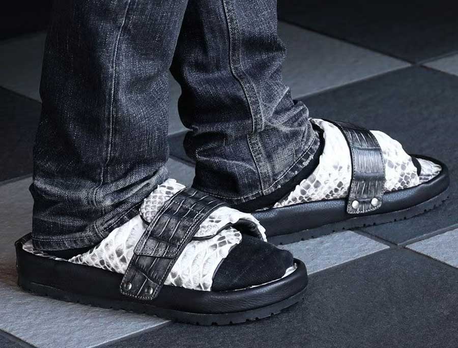 夏のテラスでおしゃれなメンズサンダルを履いた足元のイメージ