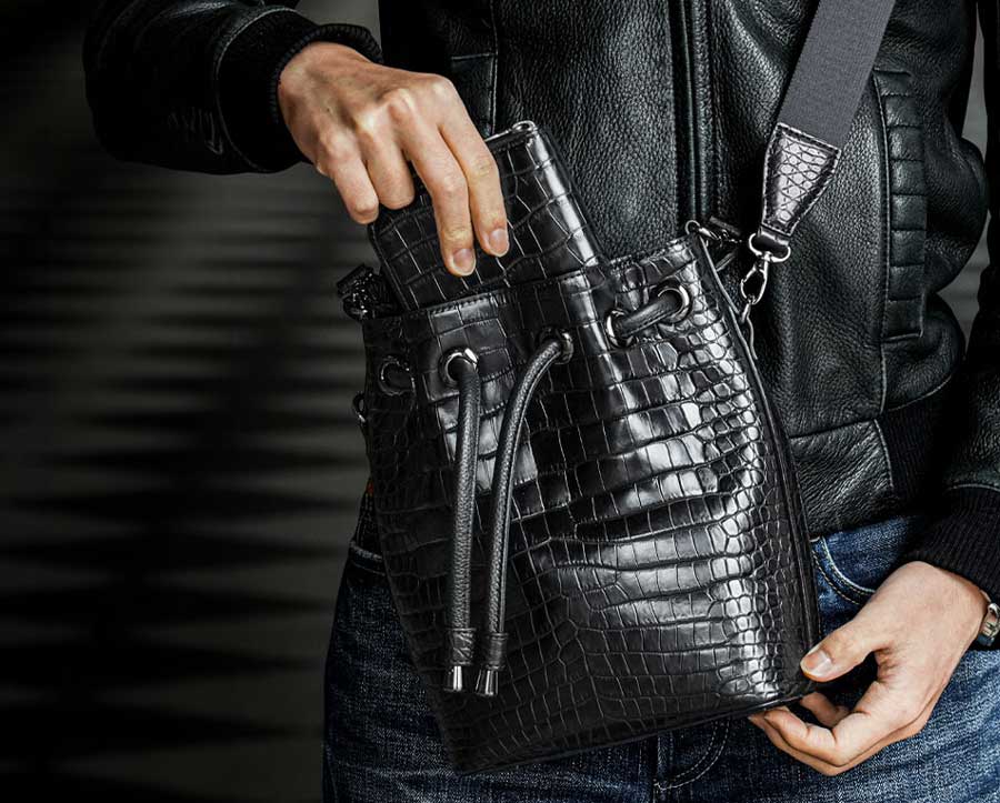 一生モノのメンズショルダーバッグは、池田工芸のオールクロコダイル倶楽部バッグ