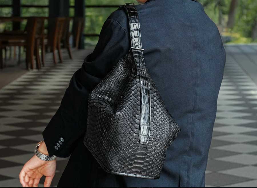 おすすめのショルダーバッグは、池田工芸のクロコダイル×パイソン仕立て「テラスショルダー」